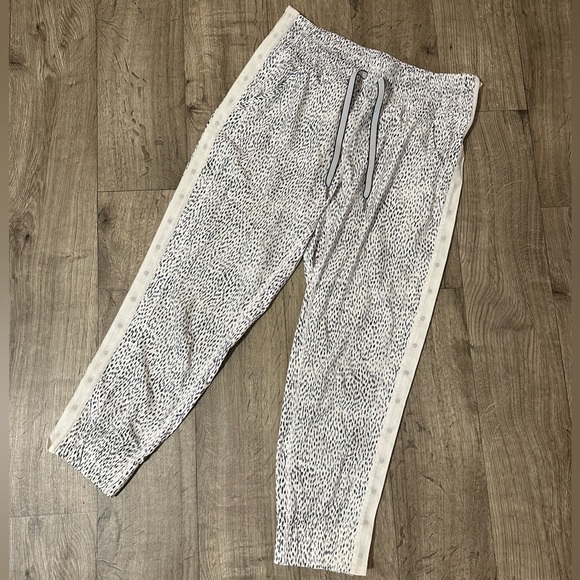 Lululemon Tearaway Pant in Dottie Dash Black/White Size 4 VGUC - Picture 3 of 16